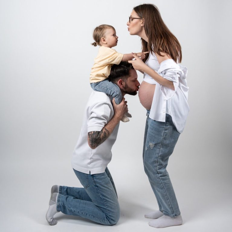 Creative Session Familie Fotos Leipzig Familie mit Kind beim kreativen Self Shooting im AuraMirror Studio Leipzig vor weißem Hintergrund
