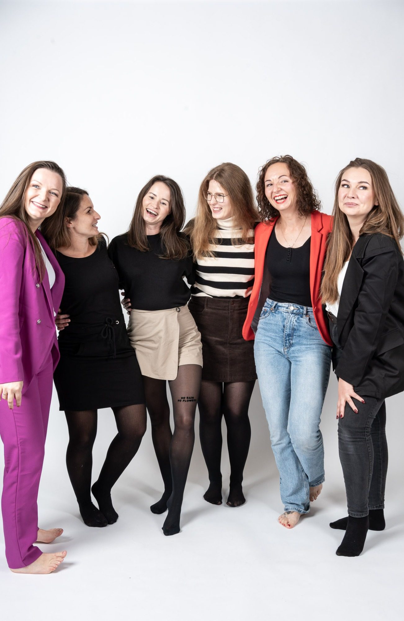 Gruppenfoto – AuraMirror Self Studio Leipzig Gruppe von Frauen lacht gemeinsam im AuraMirror Self Studio Leipzig