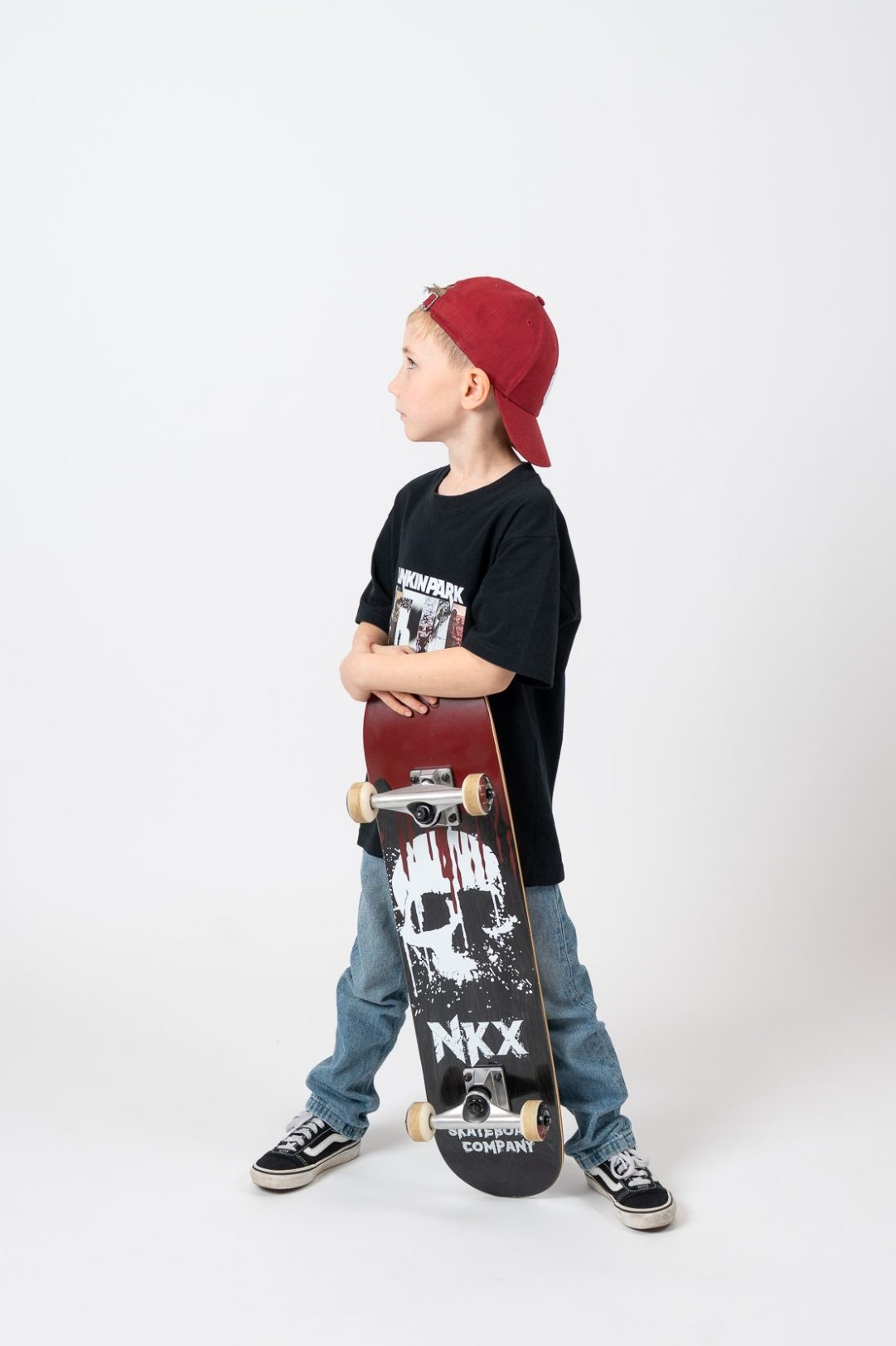 Kinderfoto – Skateboard Shooting im AuraMirror Studio Junge mit Skateboard und Basecap posiert im AuraMirror Self Studio Leipzig
