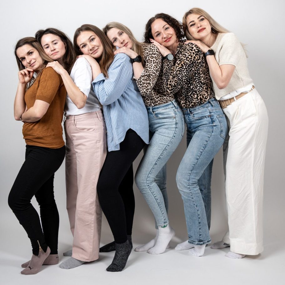 Freundinnen Fotoshooting im Studio in Leipzig – gemeinsam Erinnerungen schaffen gruppenfoto freundinnen studio leipzig fotoshooting