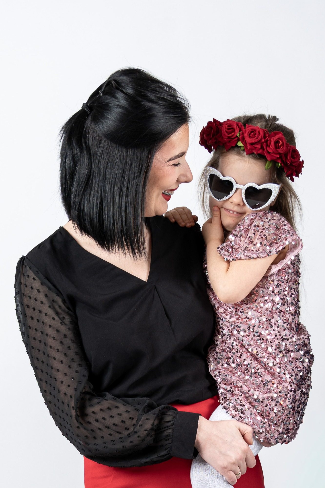 Familien Fotoshooting ohne Fotograf – AuraMirror Leipzig Mutter und Tochter bei einem Familien-Self-Porträt Fotoshooting im AuraMirror Fotostudio in Leipzig