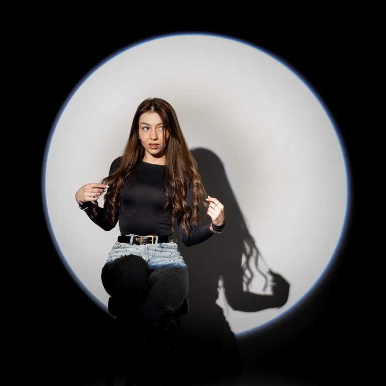 Spotlight Session Portrait Leipzig Frau im Spotlight Licht beim Self Shooting im AuraMirror Studio Leipzig mit starkem Kontrast