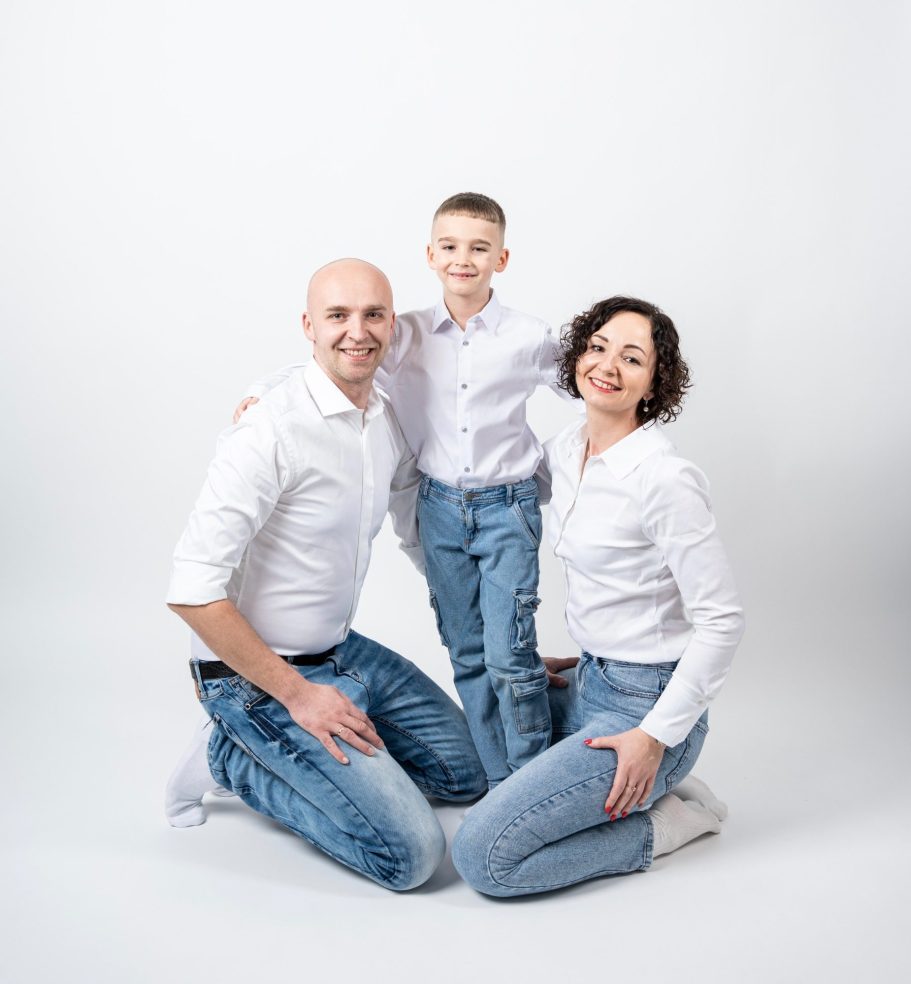 Familienfotos im AuraMirror Self Photo Studio Leipzig Familienporträt im Self Photo Studio Leipzig – Eltern und Kind fotografieren sich selbst bei AuraMirror