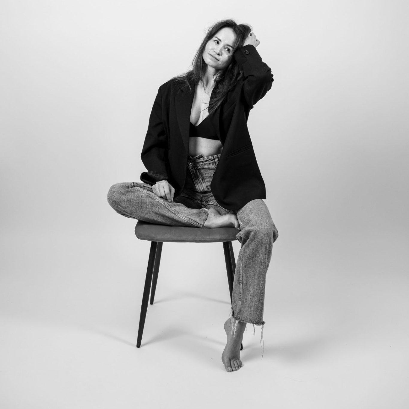 Selbstporträt im Studio in Leipzig – entspannt und natürlich self portrait frau auf stuhl studio leipzig schwarz weiss